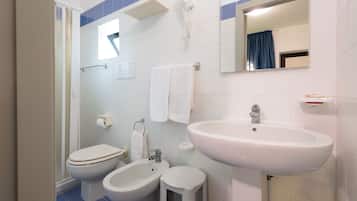 Habitación doble económica, patio | Baño