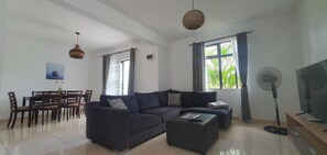 Smart TV - Beach Getaway - Duplex with Pool (Pereybere)