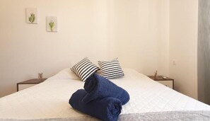 3 slaapkamers, een strijkplank/strijkijzer, gratis wifi, beddengoed