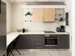 Fridge, microwave, oven, stovetop - Grace by halu! Luxury 3BD apartment on Mitropoleos street (Thessaloniki)