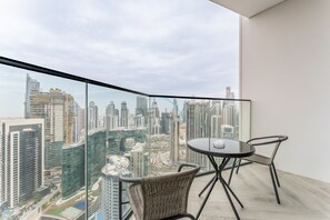 Outdoor dining - High-Floor Studio Featuring Canal and Burj Khalifa Views (Dubai)