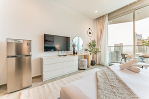 In-room safe, iron/ironing board, free WiFi, bed sheets - High-Floor Studio Featuring Canal and Burj Khalifa Views (Dubai)