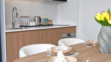 Junior Suite, Balcony, Garden View | Private kitchen