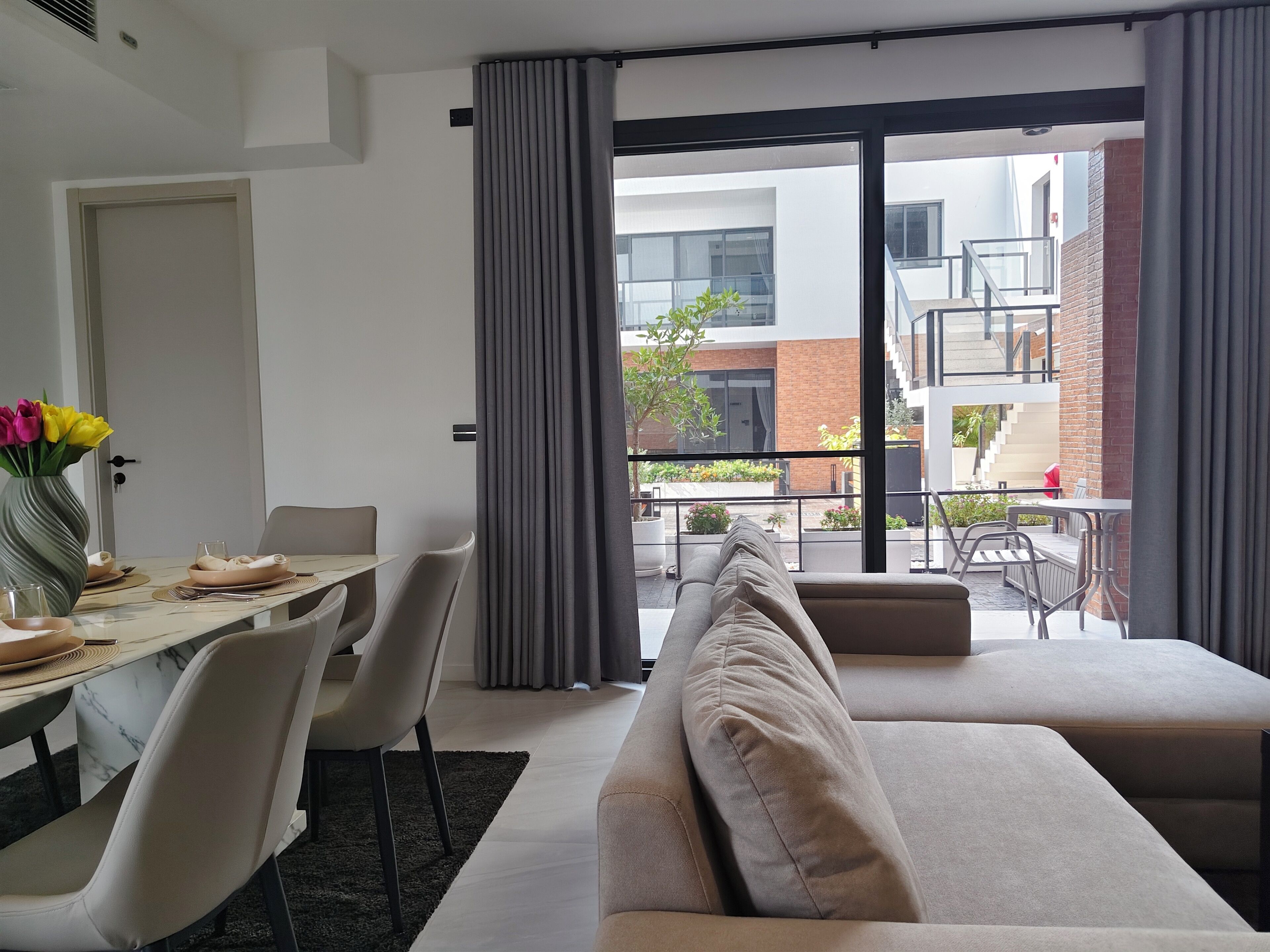 Deluxe Suite, Balcony, Garden View | Living area