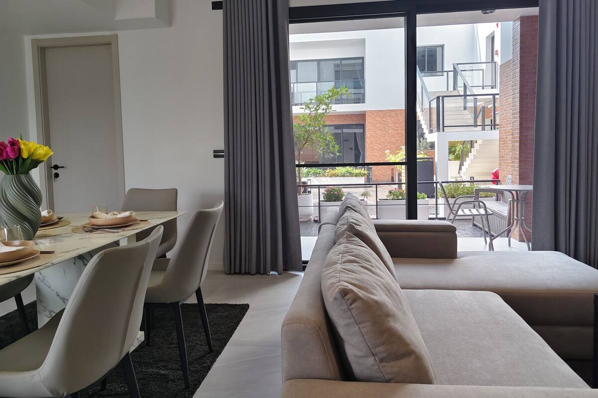 Deluxe Suite, Balcony, Garden View | Living area