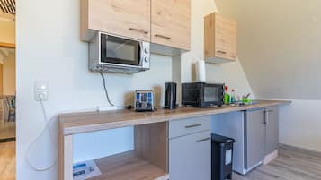 Cafetera/tetera, refrigerador, microondas, placa de cocina