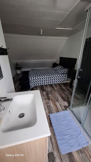 1 bedroom, WiFi, bed sheets - ROOM FOR RENT IN A GUEST HOUSE (Navarrenx)