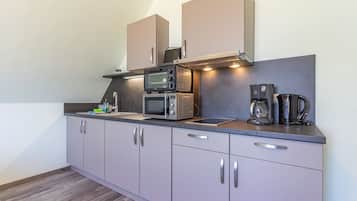Cafetera/tetera, refrigerador, microondas, placa de cocina