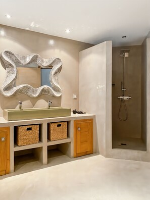 Shower, hair dryer, towels, toilet paper - Large charming villa Porto-Vecchio swimming pool/poolhouse in private grounds (Porto-Vecchio)
