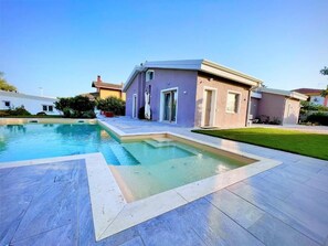 Seasonal outdoor pool, pool umbrellas, sun loungers - B&B Le Pavoncelle Sarde (Quartu Sant'Elena)