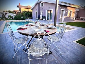 รับประทานอาหารกลางแจ้ง