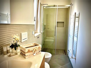 Comfort Double Room, Garden View | Bathroom | Shower, free toiletries, hair dryer, towels - B&B Le Pavoncelle Sarde (Quartu Sant'Elena)