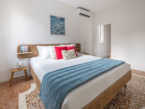 1 bedroom, iron/ironing board, free WiFi, bed sheets - Vibrant designer suite with picturesque canal views (Venecia)