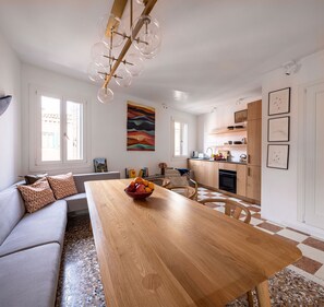 TV - Vibrant designer suite with picturesque canal views (Venecia)