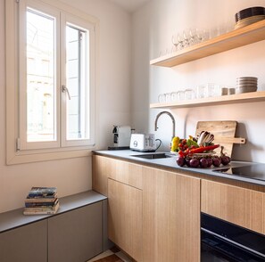 Fridge, oven, dishwasher, coffee/tea maker - Vibrant designer suite with picturesque canal views (Venecia)