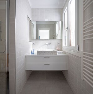 Shower, hair dryer, towels - Vibrant designer suite with picturesque canal views (Venecia)