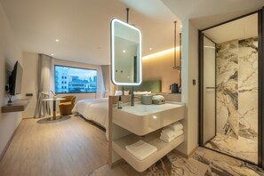 Chambre supérieure avec lits jumeaux, balcon, vue sur la ville | Salle de bain
