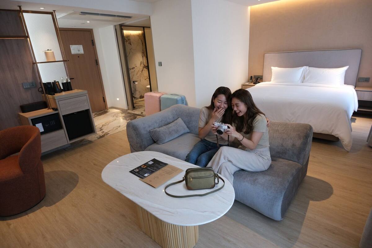 Luxury Double Room, City View | Living area