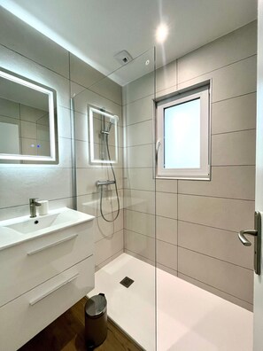 Shower, hair dryer - Villa Mantra by Agence Bru - 709131 (Lacanau)