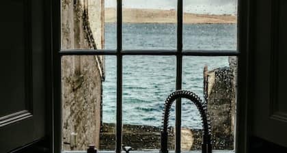 Luxury Seafront Stay in Central Lerwick W/ Parking