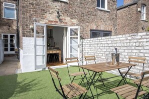 Outdoor dining - Charming Family Townhouse Near York City Centre (York)