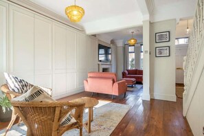 Living area - Charming Family Townhouse Near York City Centre (York)