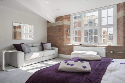 Riverfront Studio Apartment in Historic York - Free Parking - The Quality Suite