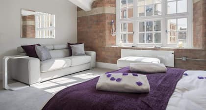 Riverfront Studio Apartment in Historic York - Free Parking - The Quality Suite