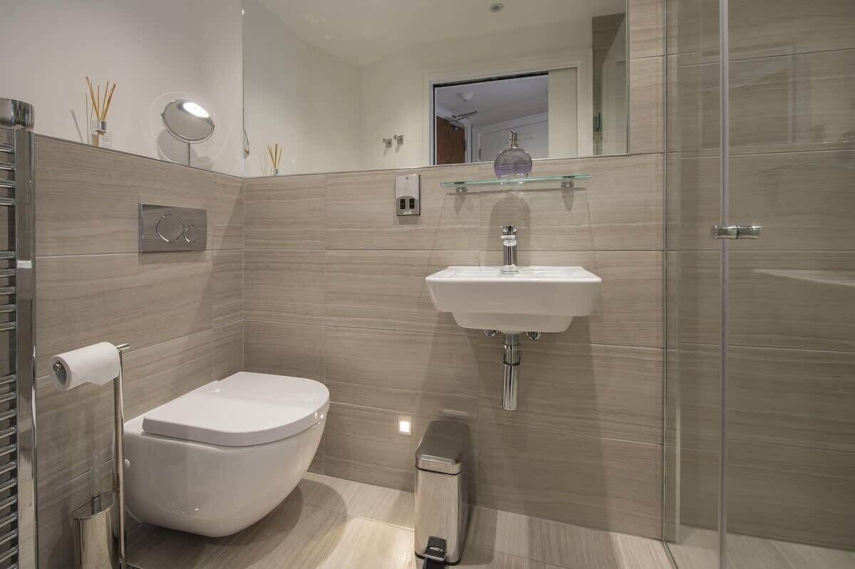 Douche, sèche-cheveux, shampoing