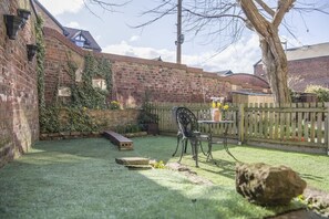 Outdoor dining - Stylish Townhouse with Cinema Room & Courtyard Garden - The Tansy House on Queen Street (York)