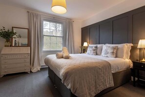 3 bedrooms, iron/ironing board, travel cot, WiFi - Stylish Townhouse with Cinema Room & Courtyard Garden - The Tansy House on Queen Street (York)
