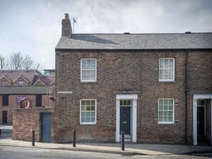 Exterior - Stylish Townhouse with Cinema Room & Courtyard Garden - The Tansy House on Queen Street (York)