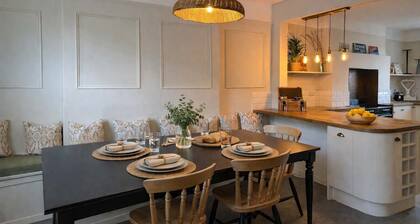 Stylish Townhouse with Cinema Room & Courtyard Garden - The Tansy House on Queen Street