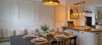 Stylish Townhouse with Cinema Room & Courtyard Garden - The Tansy House on Queen Street