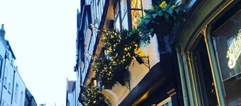 Stylish Townhouse with Cinema Room & Courtyard Garden