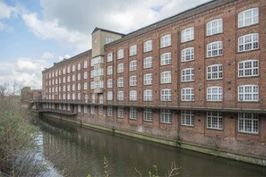 Exterior - Luxury Apartment w/ River Views & Free Parking - Central York - The Lion Suite (York)