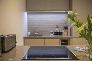 Fridge, oven, dishwasher, electric kettle - Luxury Apartment w/ River Views & Free Parking - Central York - The Lion Suite (York)