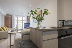 Interior - Luxury Apartment w/ River Views & Free Parking - Central York - The Lion Suite (York)