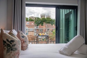 3 bedrooms, iron/ironing board, travel cot, WiFi - The Garret- Luxury Loft Apartment w/ South-Facing Balconies in York (York)