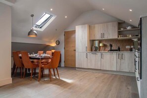 Fridge, microwave, oven, dishwasher - The Garret- Luxury Loft Apartment w/ South-Facing Balconies in York (York)
