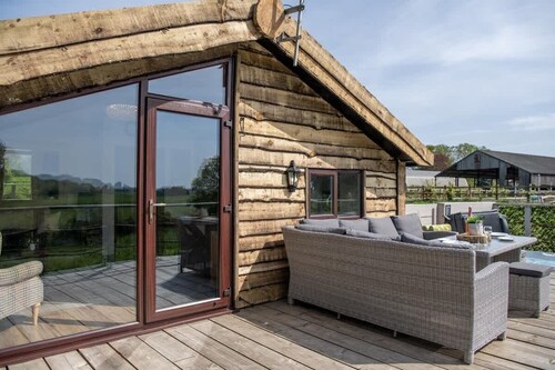 Charming North Yorkshire Cabin w/ Hot Tub & Views