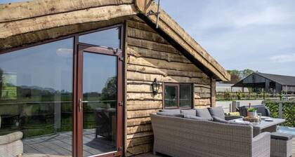 Charming North Yorkshire Cabin w/ Hot Tub & Views