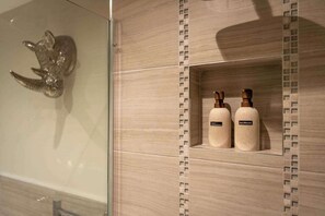 Dusche, Haartrockner, Shampoo
