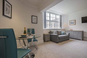 TV, offices - The Foss Suite - Luxury River View Studio in Central York (York)