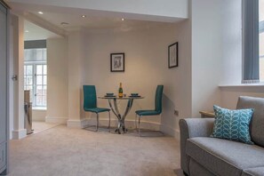 Interior - Luxury River View Studio in Central York - The Foss Suite (York)