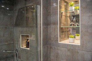 Een douche, een haardroger, shampoo