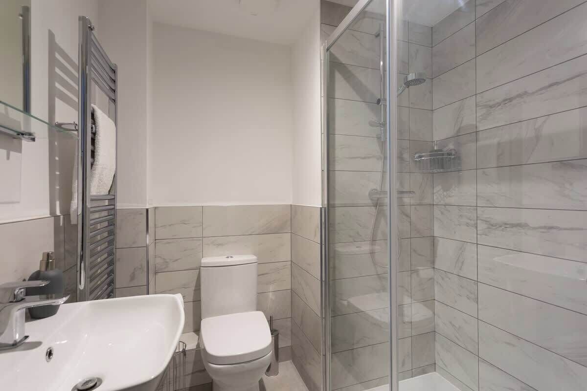 Shower, hair dryer, towels, shampoo