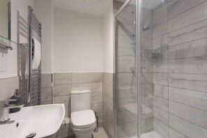 Shower, hair dryer, towels, shampoo - Stylish Apartment Near York Minster Free Parking - The Aura Suite (Layerthorpe)