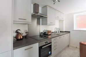 Fridge, oven, electric kettle, toaster - Stylish Apartment Near York Minster Free Parking - The Aura Suite (Layerthorpe)