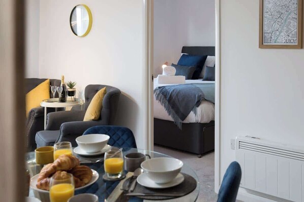 Dining - Stylish Apartment Near York Minster Free Parking - The Aura Suite (Layerthorpe)